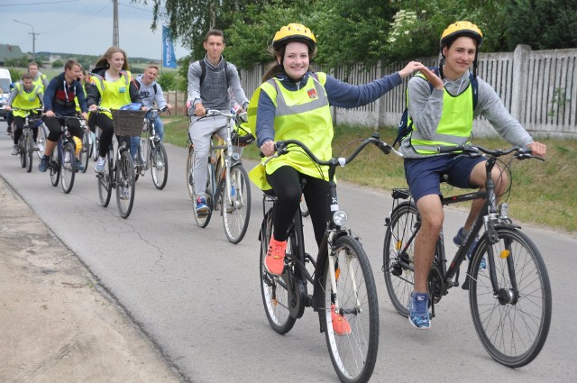 Gimnazjalny peleton podąża do mety ulicami Mirowa. Właśnie tu zakończyła się dwudniowa eskapada, obejmująca zasięgiem pięć gmin nad Iłżanką.