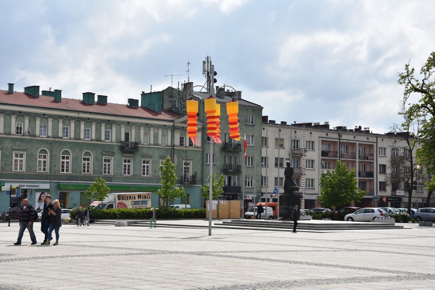 Częstochowa. Chińskie lampiony na placu Biegańskiego ZDJĘCIA