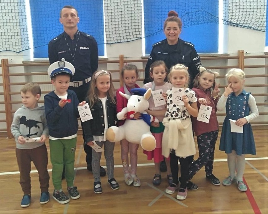 Policja w Zespole Szkolno - Przedszkolnym w Bodzentynie. Dzieciakom pobrano odciski palców (ZDJĘCIA)