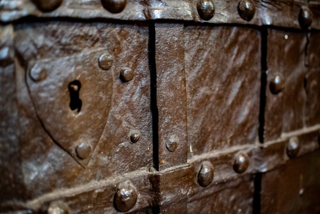 Obite blachą gotyckie drzwi znajdują się w zakrystii Archiopactwa Cystersów w Jędrzejowie. Więcej na kolejnych zdjęciach.