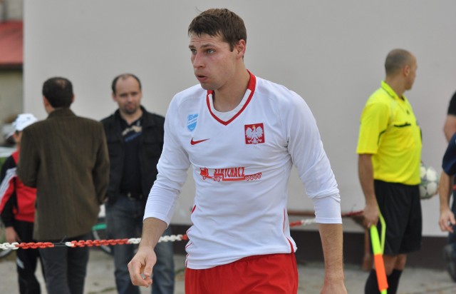 Napastnik Piotrówki Dominik Płaza był bardzo aktywny, ale nie zdołał zdobyć gola.