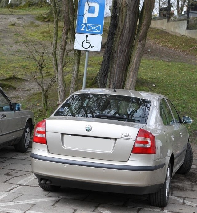 Samochód posła zaparkowany na miejscu dla niepełnosprawnego kierowcy. 