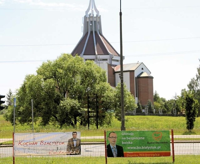 Takie plakaty dwóch białostockich radnych białostoczanie mogą podziwiać na ulicy Piastowskiej