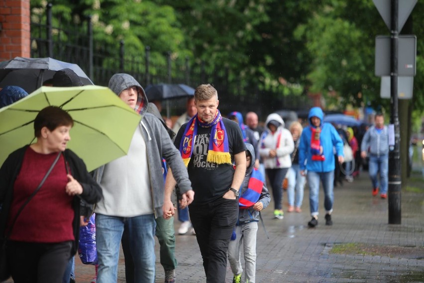 Zobacz kolejne zdjęcia. Przesuwaj zdjęcia w prawo - naciśnij...