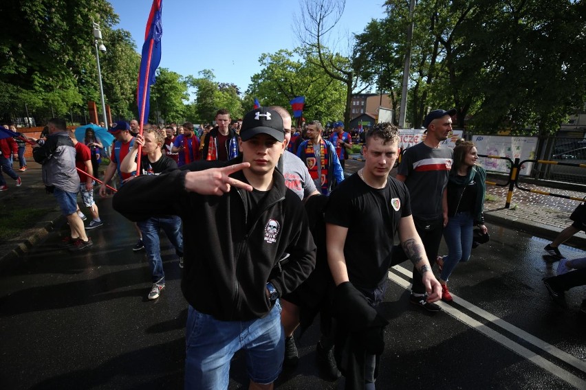 Zobacz kolejne zdjęcia. Przesuwaj zdjęcia w prawo - naciśnij...