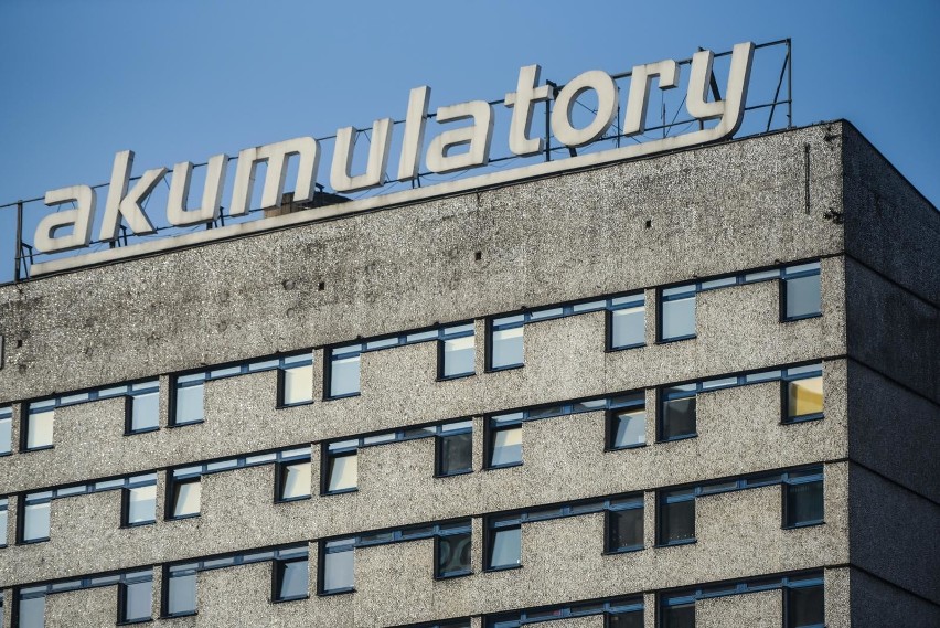 Poznań: Z Jowity zdemontują neon "akumulatory" Co się z nimi...