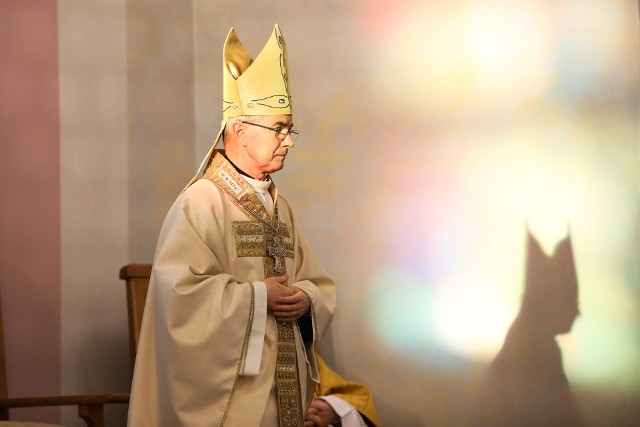 Bez udziału wiernych odbyła się w Wielki Czwartek msza Wieczerzy Pańskiej w rzeszowskiej katedrze. Eucharystię celebrował biskup rzeszowski Jan Wątroba.