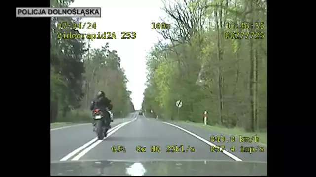 Motocyklem marki Yamaha kierował 39-letni mieszkaniec powiatu głogowskiego. Nie zatrzymał się do kontroli drogowej. Policjanci ruszyli w pościg