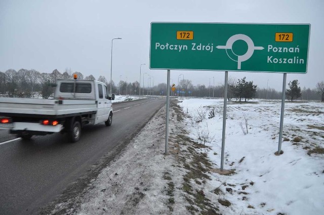 Mała obwodnica Szczecinka zaczyna się rondem na wysokości skrzyżowania ulic Kołobrzeskiej i Karlińskiej. 