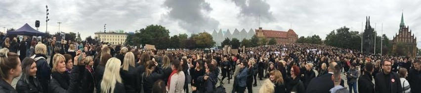 Pikieta pod hasłem "Ogólnopolski Strajk Kobiet" w Szczecinie