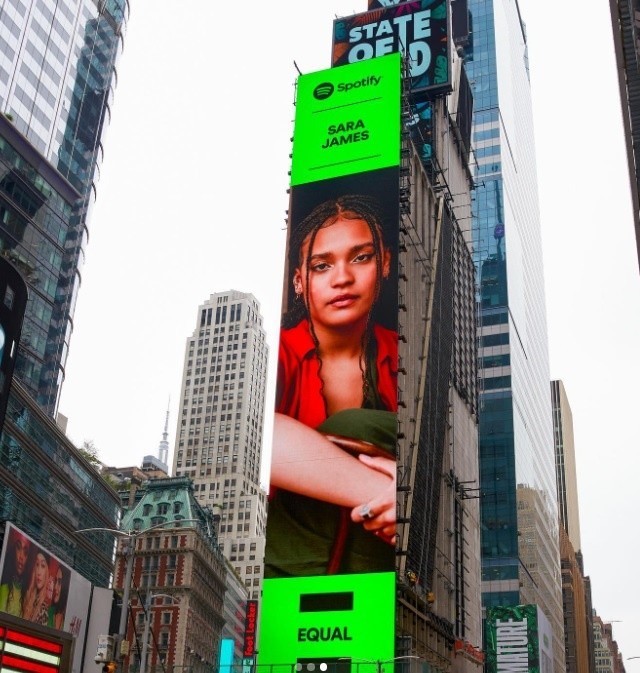 Sara James na Times Square!