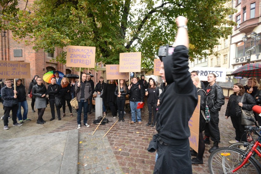 Toruń. Czarny protest przeciw delegalizacji aborcji