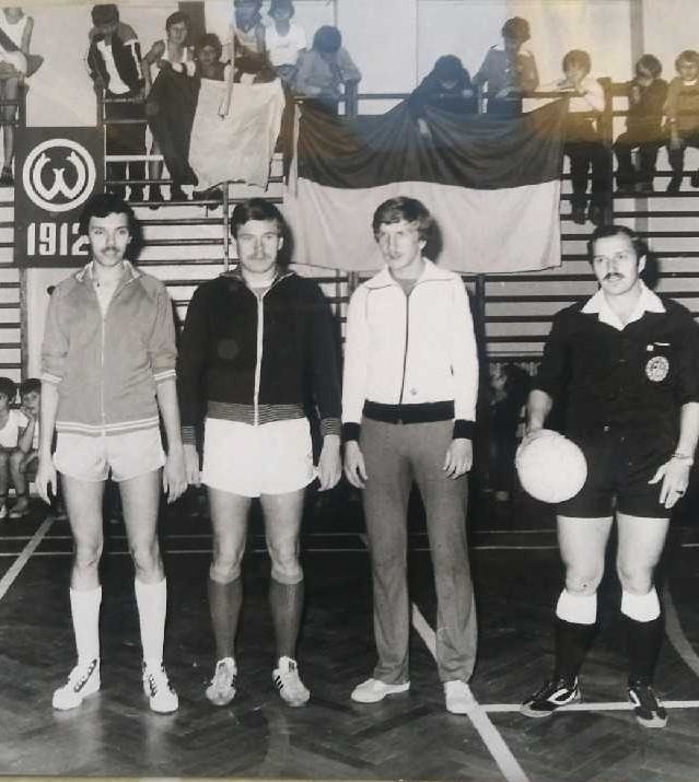 Turniej pokazowy w SP 39 w listopadzie 1981 r. Od lewej...