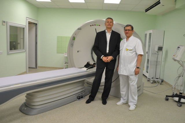 Dyrektor szpitala dr Wojciech Przybylski i szef radiologii dr Ireneusz Fatek przy najnowszym zakupie szpitala supernowoczesnym tomografie komputerowym
