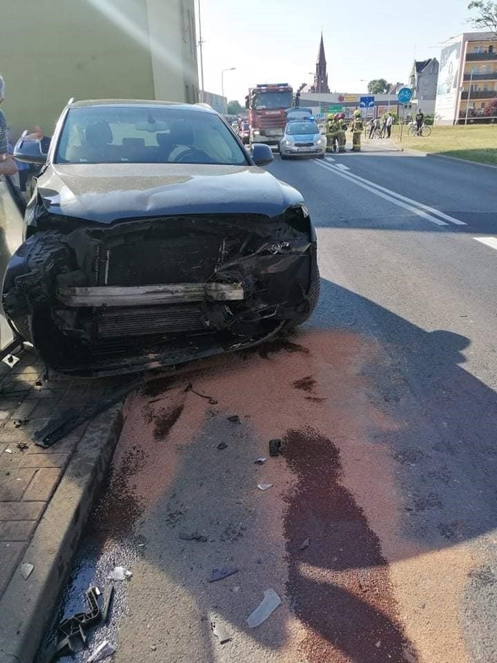 Przy ul. Fabrycznej w Bobolicach zderzyły się dwa samochody...