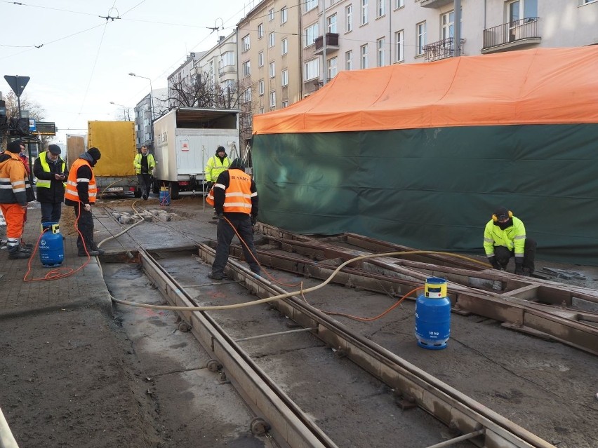 Najpierw jednak trzeba było dokładnie oczyścić ułożone już...