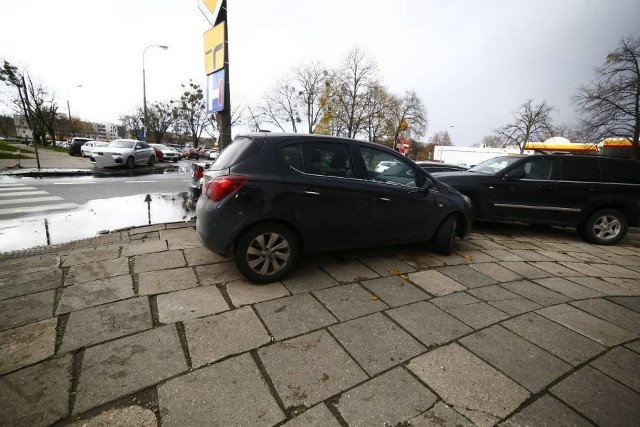 Zanim kierowca zaparkuje powinien zasygnalizować zamiar wykonania manewru pozostałym uczestnikom ruchu. Należy parkować w wyznaczonym do tego miejscu i nie najeżdżać na sąsiednie - nawet minimalne wjechanie na miejsce obok może zablokować możliwość wjazdu innemu kierowcy. Kierowca powinien parkować tak, aby z każdej strony zostawić min. 40 cm na swobodne otwarcie drzwi i nieskrępowane wyjście z auta. Należy także umożliwić przejście pieszym.Fot. Szymon Starnawski