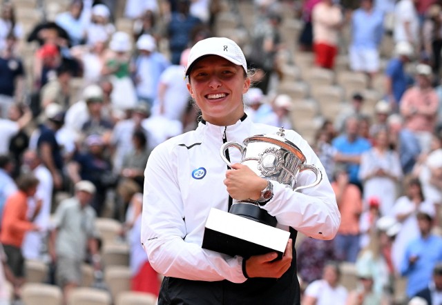 Iga Świątek z Pucharem Suzanne-Lenglen - trofeum turnieju singlistek Rolnad Garros