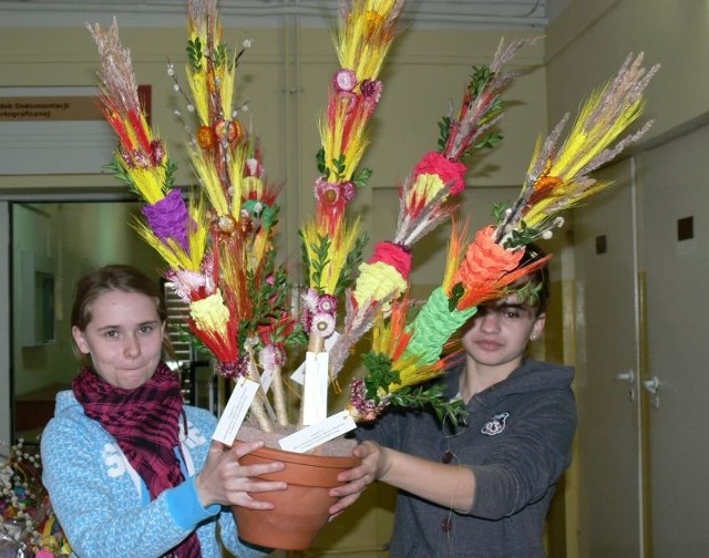 Dagmara i Jessica uczennice grębowskiego ośrodka prezentują oryginalne palmy.