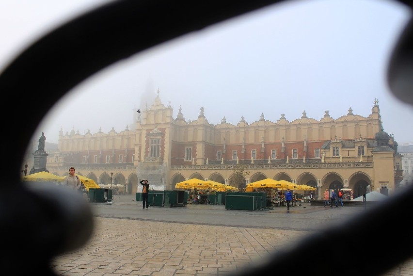 Kraków skąpany w gęstej mgle. Zobacz mroczne zdjęcia miasta [ZDJĘCIA]
