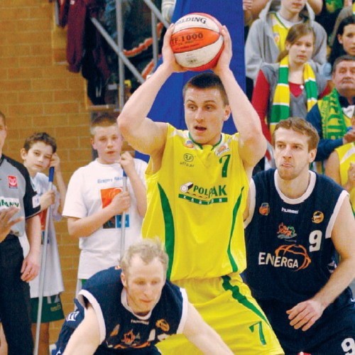 Łukasz Ratajczak (z piłką) w barwach Polpaku Świecie, ale w walce z koszykarzami Energi Czarnych.