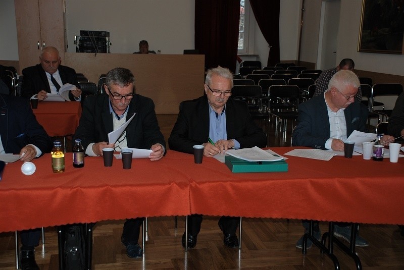Druga sesja nowej Rady Miejskiej Pińczowa. Ustalono już ile będzie zarabiał burmistrz Włodzimierz Badurak a ile radni