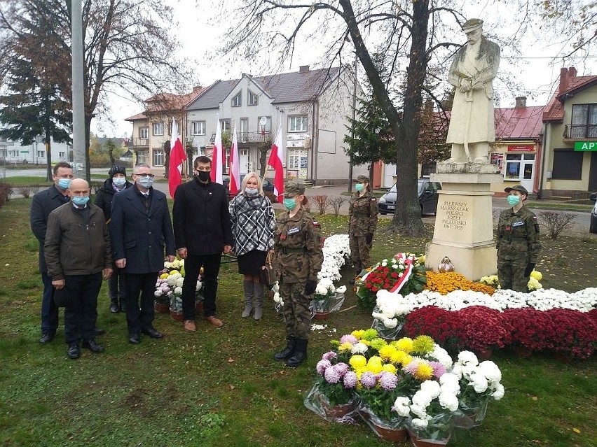 Kwiaty złożono przed pomnikiem Józefa Piłsudskiego w Bogorii