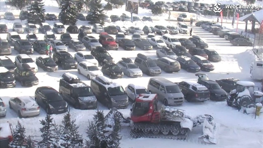 Pełne parkingi, kolejki do kas i wyciągów. Zima w pełni, na...