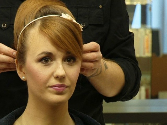 Stylista fryzur Tyberiusz Marciniszyn przedstawił w programie "Klinika urody" dwie propozycje fryzur ślubnych.