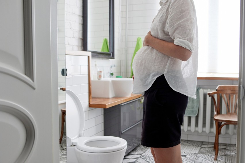 Zapach moczu może zmienić się w ciąży. Osoby w ciąży są też...
