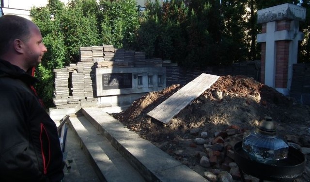 Prace przy pomniku w Zwoleniu rozpoczęły się od zerwania płyt i odkopania fundamentów muru. Renowacja będzie kosztować około 70 tysięcy złotych.