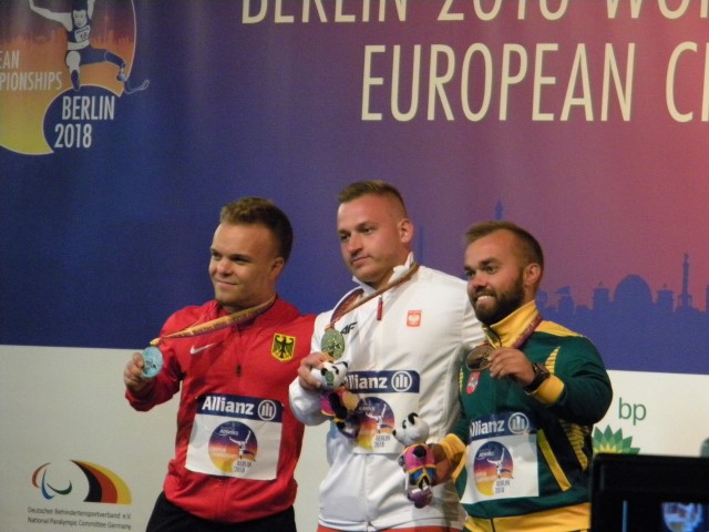 Bartosz Tyczkowski (w środku).