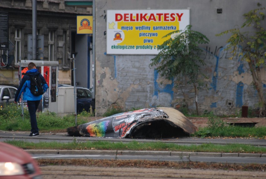 Przez miesiące przewrócony słup przeszkadzał ludziom...