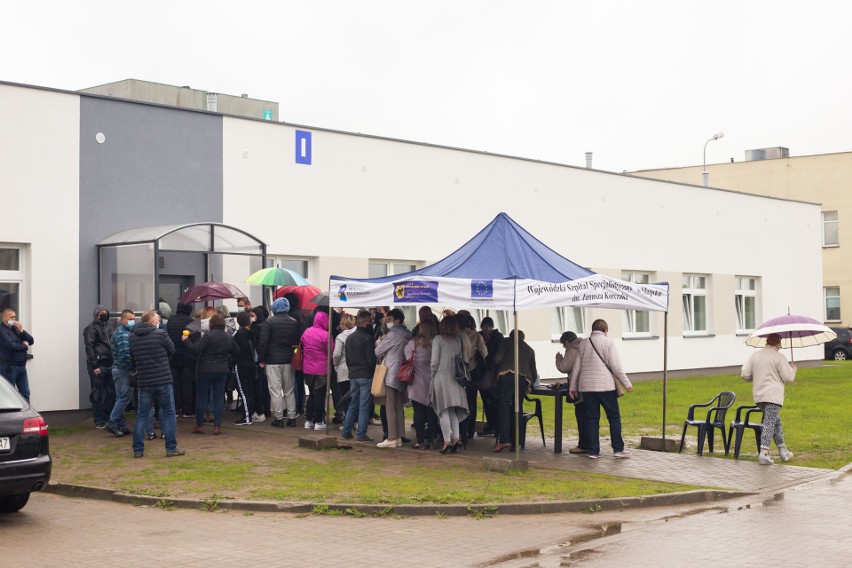 W deszczu czekali na szczepienia w słupskim szpitalu....