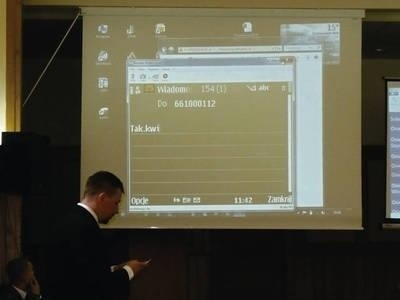 Leszek Kaczurba zaprezentował wczoraj, jak zalogować się do systemu SISMS Fot. Jolanta Białek
