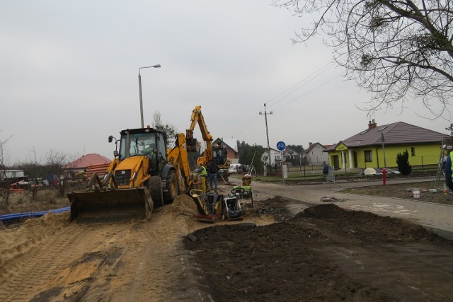 Od wielu dni na ul. 700-lecia uwija się włocławska firma Kenez. Są okresowe ograniczenia ruchu na tej ulicy