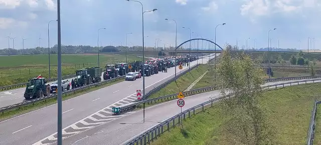 Dziś o godzinie 10 rozpoczął się protest rolników na drodze S3 przy węźle Pyrzyce