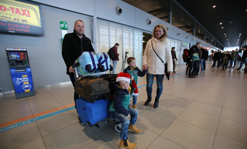 Polac powracający na święta na lotnisku w Pyrzowicach