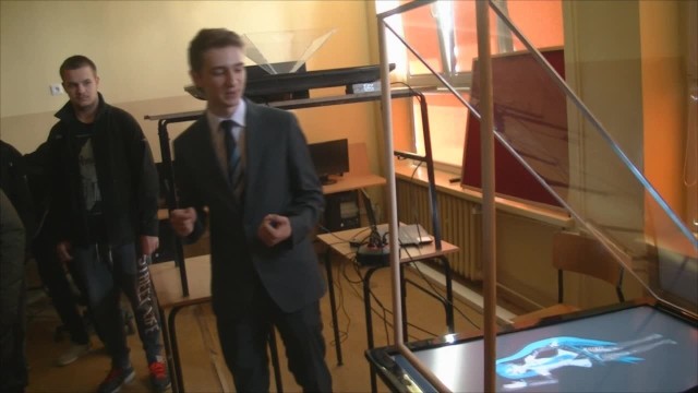 Hologram zaprezentował hologram Sebastian Witasik, uczeń klasy III technikum budowlanego.