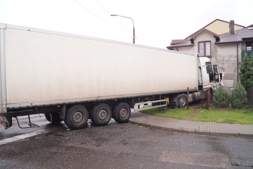 Groźny wypadek w Koziegłowach. Ciężarówka uderzyła w dom jednorodzinny [ZDJĘCIA]