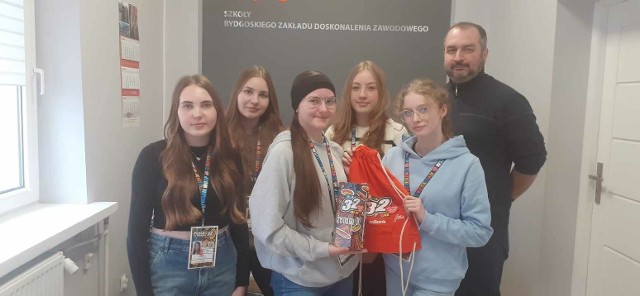 Ekipa Technikum Mundurowego BZDZ w Bydgoszczy już szykuje się na WOŚP. Od lewej uczennice: Agata, Lila, Julia, Martyna i Weronika. Na zdjęciu także dyrektor, Mieszko Wdowiak.