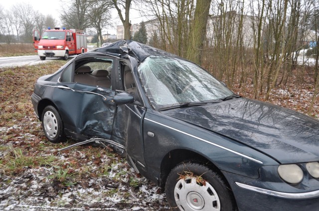 Na mocno oblodzonej drodze w Trzcinnie koło Szczecinka doszło do groźnego wypadku &#8211; samochód uderzył bokiem w przydrożne drzewo.