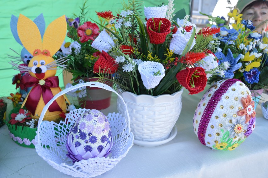 Kwiaty, jajeczka i zajączki wykonane szydełkiem z kolorowych...