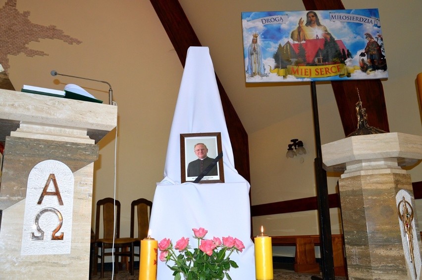 Ołtarz ze zdjęciem zmarłego księdza Mariana Balickiego