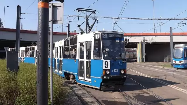 WAGON 105N/NaWagony konstrukcji i produkcji polskiej, eksploatowane w Krakowie od 1975 roku, zwane potocznie "akwariami" ze względu na duże przeszklenia. Obecnie spotykane w zestawach dwuwagonowych, m.in. na liniach 9 i 11. Kilka lat temu zestawy trójwagonowe kursowały na linii 4. Ich główną wadą są wysokie stopnie utrudniające wejście do pojazdu osobom, które mają problem z poruszaniem się, pasażerom z bagażami, czy matkom z wózkami dziecięcymi. W zimie dodatkowo wagony te są słabo ogrzewane, natomiast podczas gorących dni upał dokucza nam również w środku pojazdu.Wagon z kabiną motorniczego posiada 120 miejsc, w tym 20 siedzących, a wagon bez kabiny odpowiednio 125 i 23 miejsca.