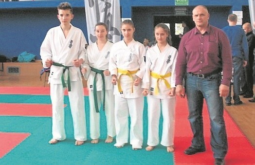   Młodzi zawodnicy Buskiego Klubu Karate Kyokushin - na zdjęciu z trenerem Robertem Hornikiem - startowali w turnieju w Jedliczu.