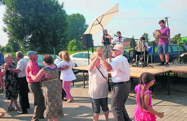Podczas otwarcia odnowionej świetlicy w Sokolnikach Suchych mieszkańcy przygotowali festyn z tańcami.