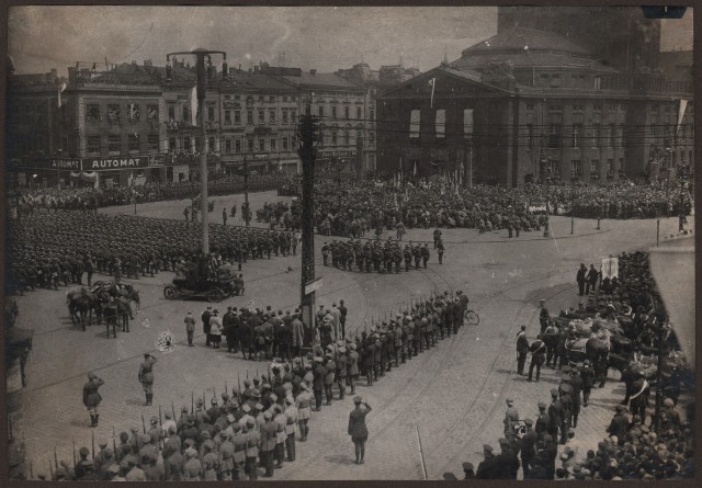 Oddziały Wojska Polskiego na katowickim rynku, 20 VI 1922 r.