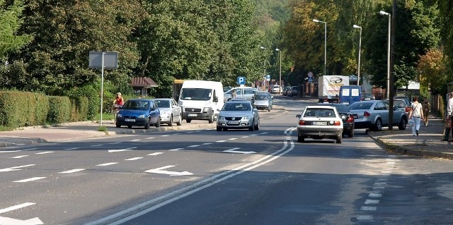 Ul. Piłsudskiego w Koszalinie - lada dzień tu także rozpocznie się wymiana nawierzchni.