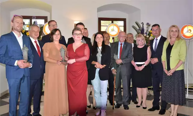 Laureaci, członkowie kapituły i goście gali rozdania nagród burmistrza Miechowa